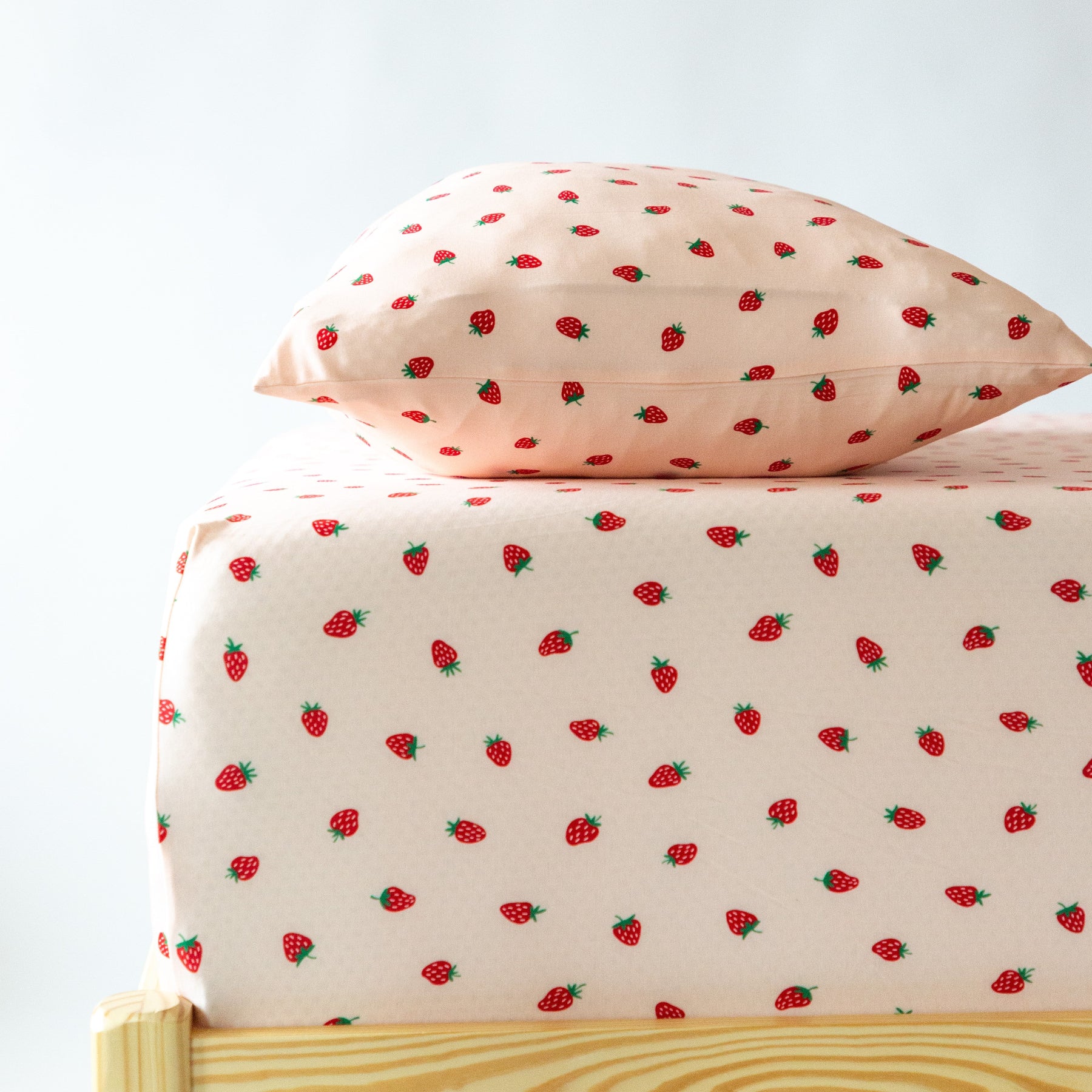Strawberries Twin Sheet With Pillow Case