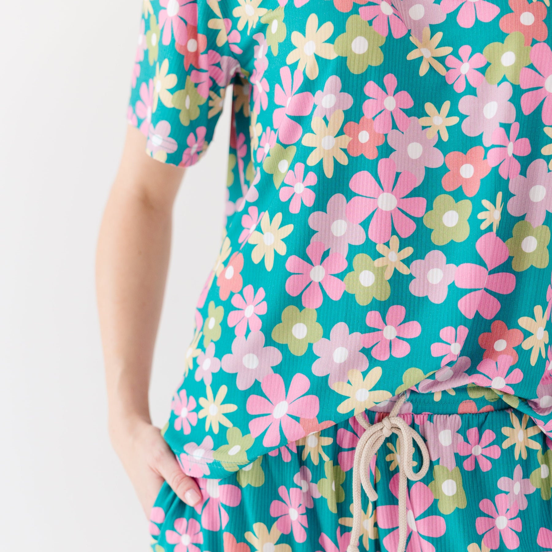 Retro Daisies Small Ribbed Women's Short Sleeve Top