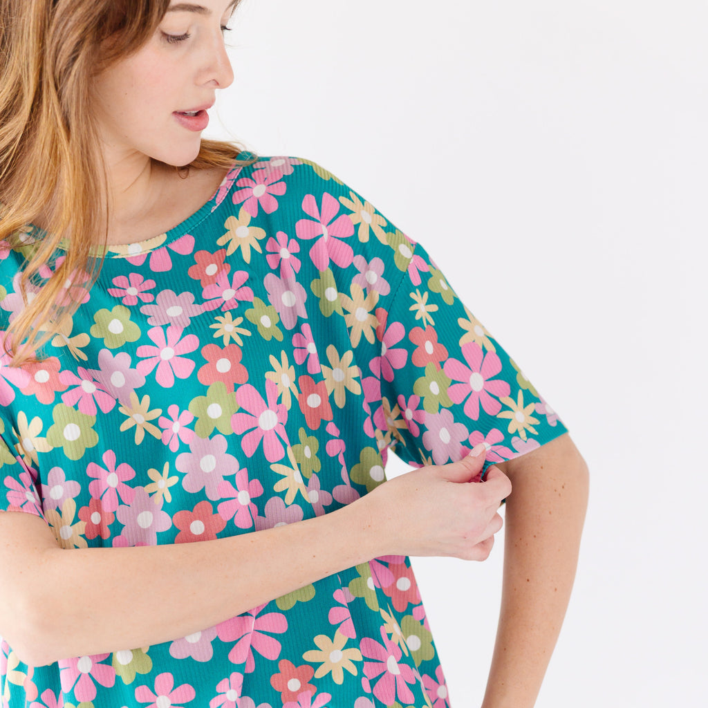 Retro Daisies Small Ribbed Women's Short Sleeve Top