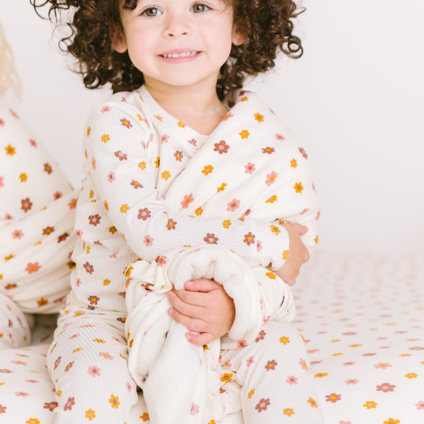 Pink Daisies Ribbed Toddler Blanket (Cream Backing)