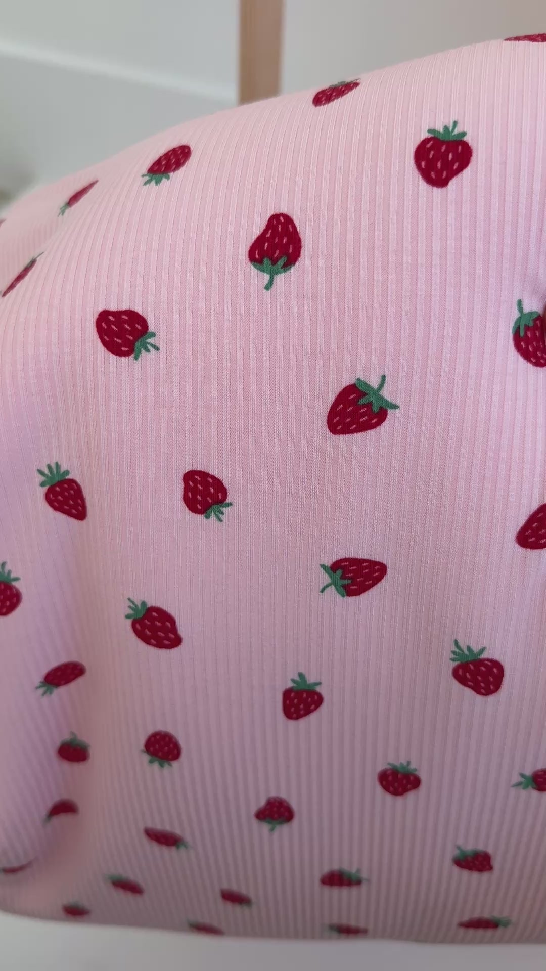 Strawberries Small Ribbed Toddler Blanket