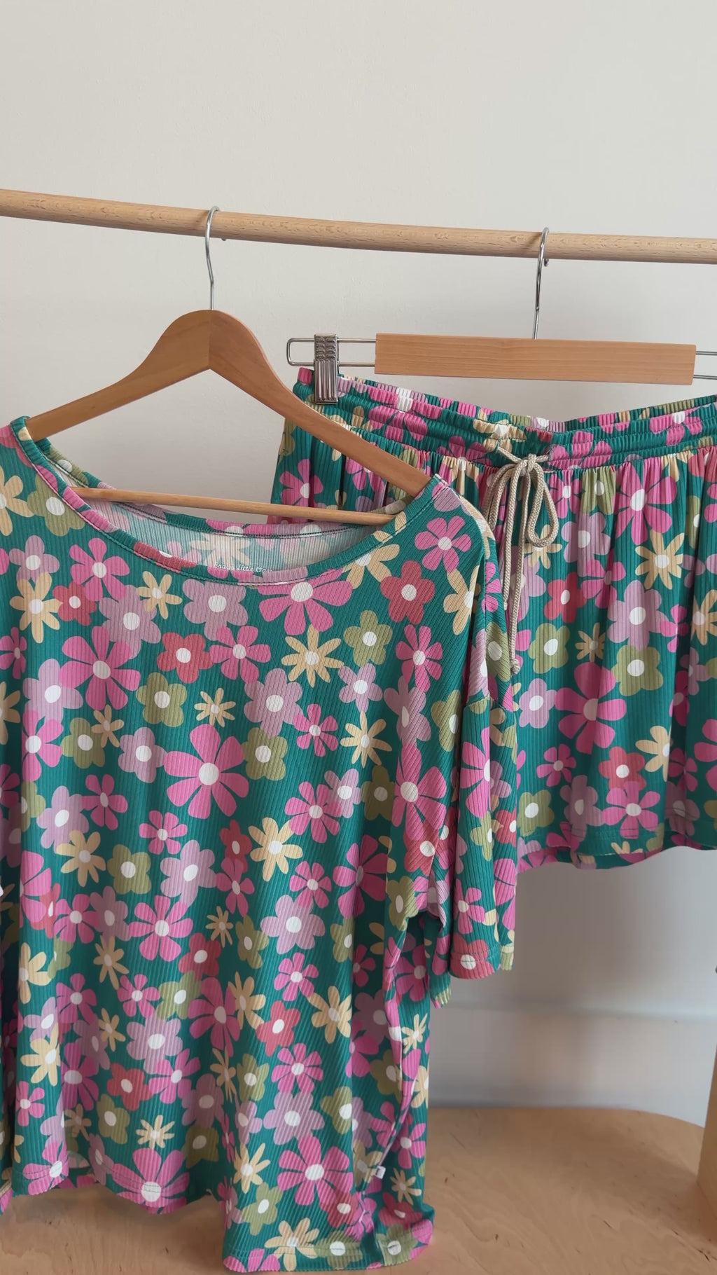 Retro Daisies Small Ribbed Women's Short Sleeve Top