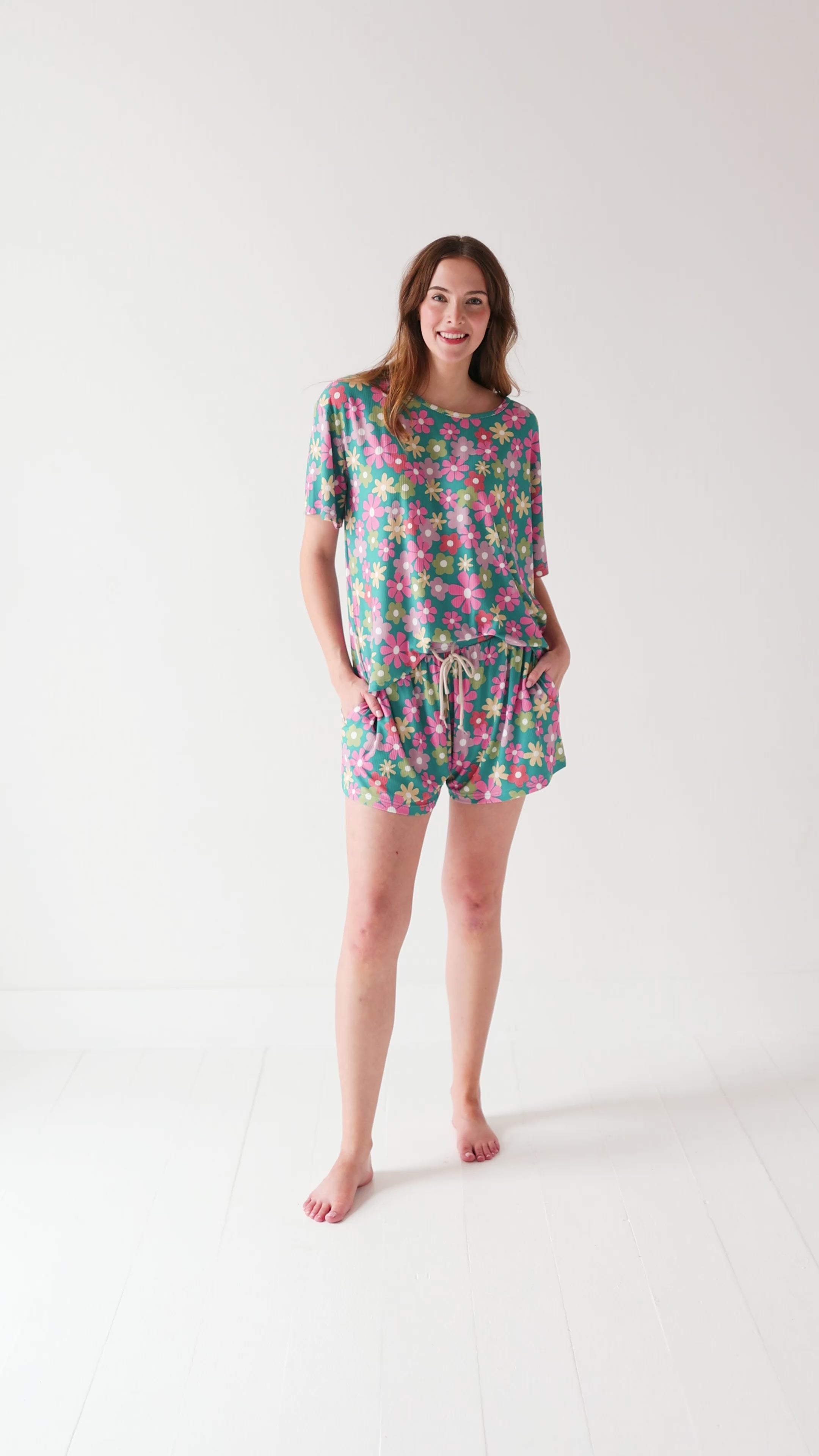 Retro Daisies Small Ribbed Women's Short Sleeve Top