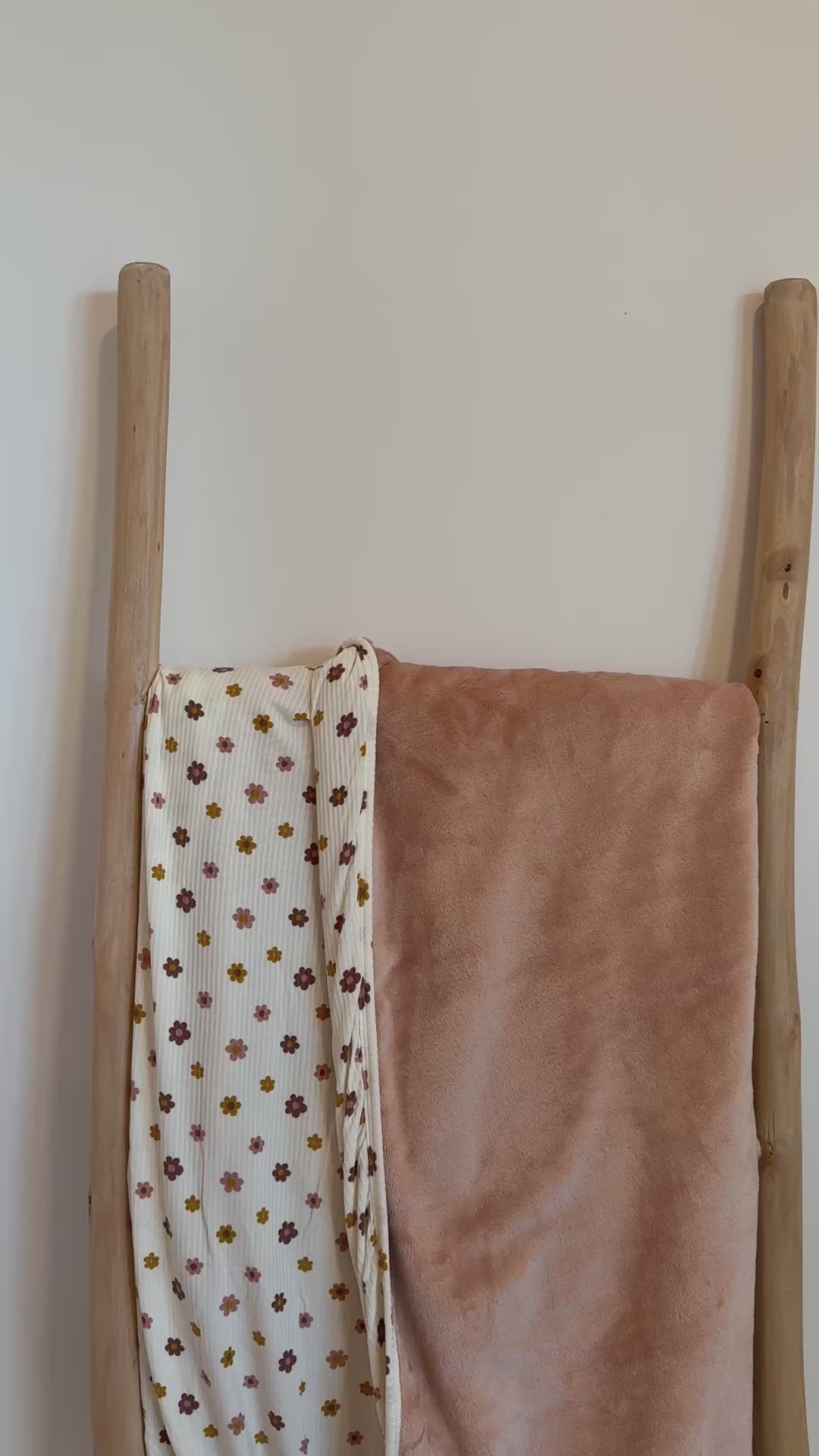 Pink Daisies Small Ribbed Toddler Blanket