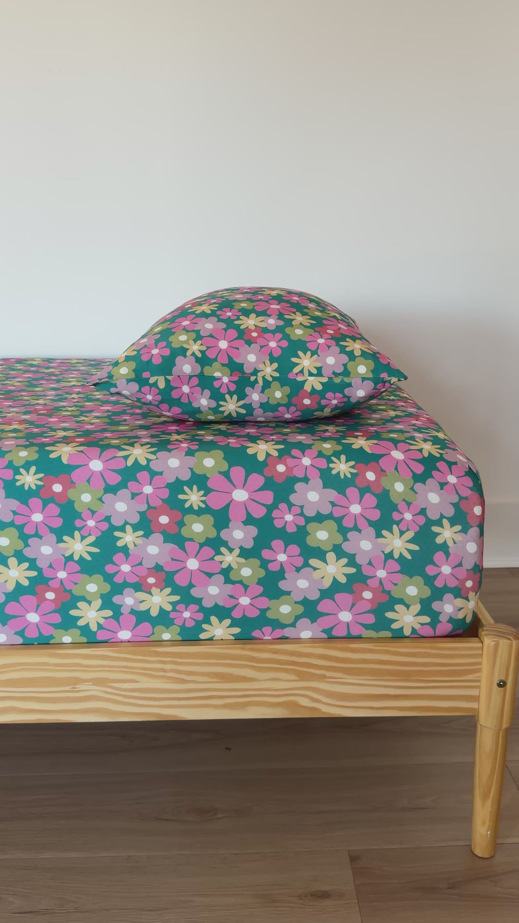Retro Daisies Twin Sheet With Pillow Case