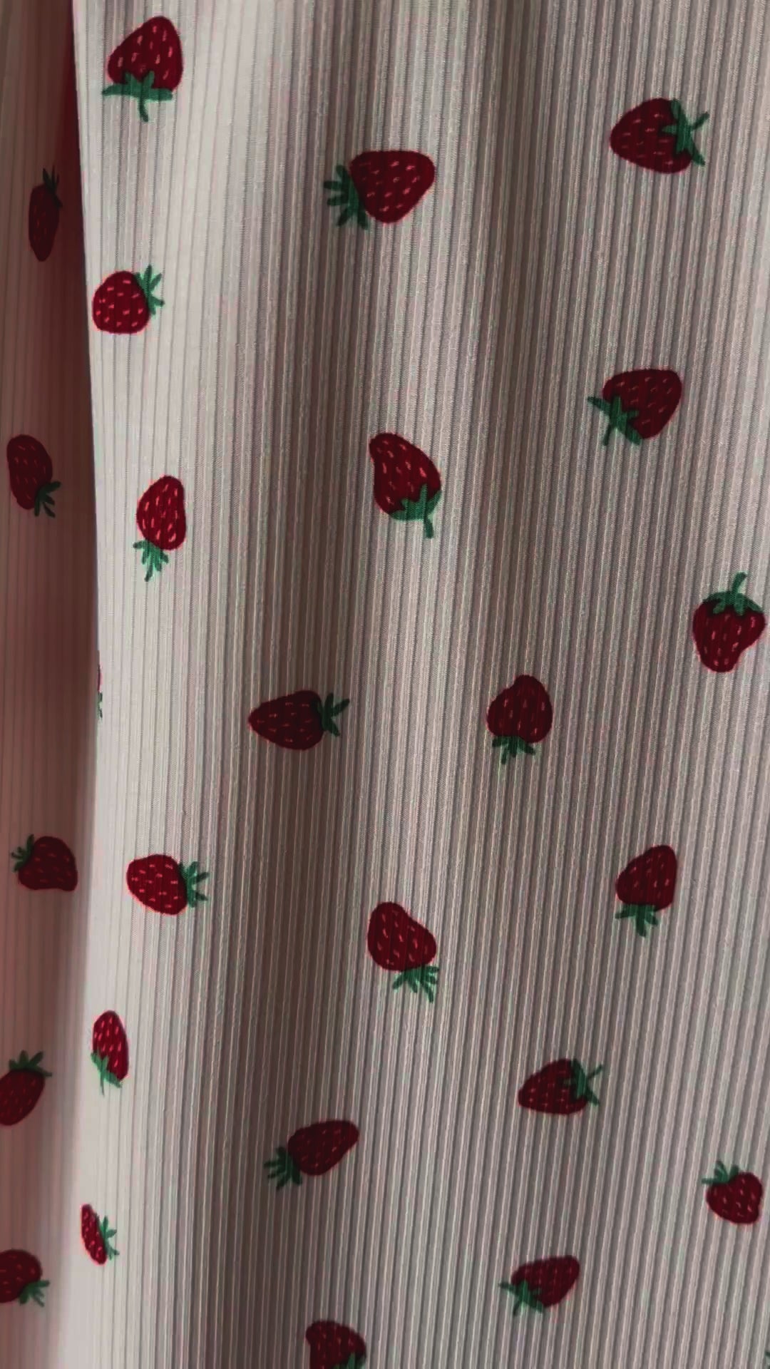 Strawberries Small Ribbed Toddler Blanket